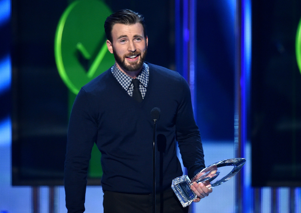 Swoon Chris Evans Gives Betty White His Arm At People S Choice Awards E Online Uk